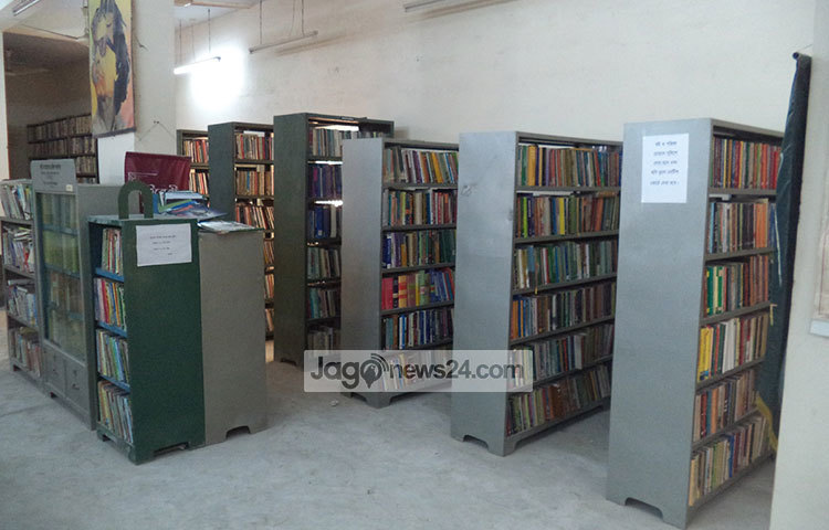 সেলফে সাজানো রয়েছে নানা ধরনের বই। ছবি : হাসান মামুন