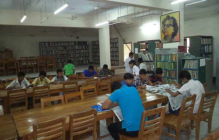 এ গ্রন্থাগারে এক সঙ্গে ১৩০ জন পাঠকের বই পড়ার ব্যবস্থা রয়েছে। সপ্তাহের বৃহস্পতিবার ও শুক্রবার ছাড়া প্রতিদিন সকাল ১০টা থেকে সন্ধ্যা ৬ টা পর্যন্ত খোলা থাকে। ছবি : হাসান মামুন