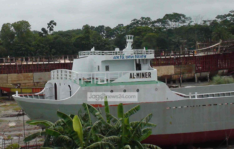 প্রায় ৩০ বছর ধরে নেছারাবাদে জাহাজ নির্মাণের কাজ চলছে। ছবি : হাসান মামুন