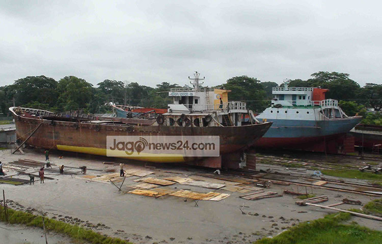 স্থানীয় অনেক মানুুষ এই জাহাজ নির্মাণ করে জীবীকা নির্বাহ করছে। ছবি : হাসান মামুন