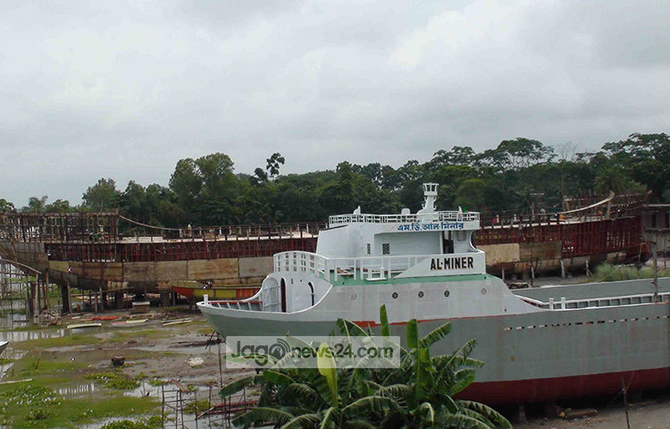 নেছারাবাদের ২৫টিরও বেশি ডকইয়ার্ডে কর্মসংস্থান হয়েছে প্রায় তিন সহস্রাধিক মানুষের। ছবি : হাসান মামুন