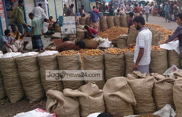 পাইকারি ক্রেতারা সুপারি কিনে বস্তা ভরছেন। কৃষক ও সুপারি ব্যবসায়ী সূত্রে জানাগেছে, দেশে সুপারির অন্যতম উৎপাদনকারী এলাকা হিসেবে দক্ষিণাঞ্চলের জেলা পিরোজপুর সুপরিচিত। ছবি : হাসান মামুন