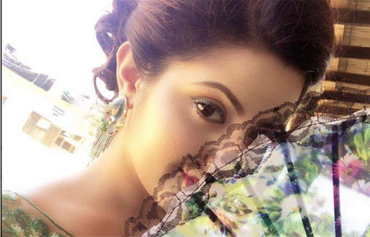 হাতপাখা দিয়ে নিজেকে আড়াল করতে চাইছেন বুঝি পরীমনি।