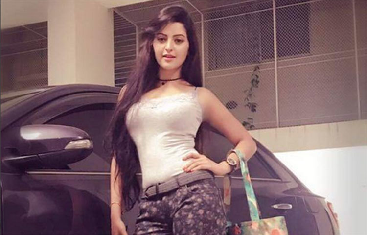 গাড়ি হাকিয়ে রাস্তায় ছোটেন পরীমনি। তাইতো গাড়ি নিয়ে ফটোশুটে অংশ নিয়েছেন তিনি।