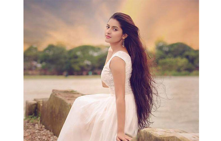 খোলাচুলে শেষ বিকেলের আলোয় নিজেকে মেলে ধরেছেন।