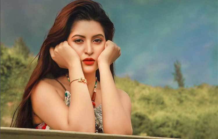 আপন মনে কার কথা ভাবছেন পরীমনি? হয়তো কারো কথা অথবা পেছনের ফেলে আসা দিনগুলোর স্মৃতি।