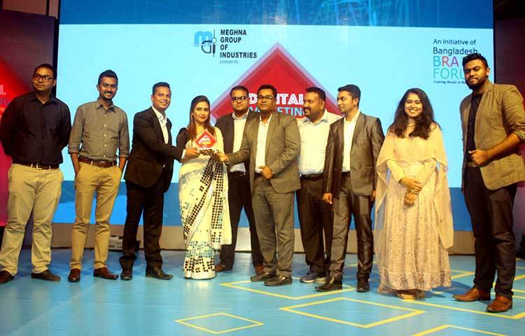 প্রাণ ফ্রুটোর ভিডিও তৈরি করে পুরস্কার পেল ওএনজেড সলিউশনস। প্রথমবারের মত ডিজিটাল মার্কেটিং অ্যাওয়ার্ড প্রদান করে বাংলাদেশ ব্র্যান্ড ফোরাম।’ ছবি : বিপ্লব দিক্ষিৎ