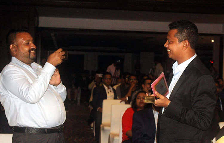 এই পদক যৌথভাবে গ্রহণ করেন প্রাণ আরএফএল-এর হেড অব মিডিয়া ও জিএম সুজন মাহমুদ, ওএনজেড সলিউশনসের হেড অব ডিজিটাল আজিম হোসাইন ও ডিজিটাল অপারেশন ম্যানেজার নাজমুল হাসান হিমেল। ছবি : বিপ্লব দিক্ষিৎ