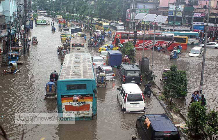 গত দুই দিনের টানা বৃষ্টিতে রাজধানীর অধিকাংশ রাস্তা পানিতে ডুবে ছিলো। দৃশ্য দেখে মনে হচ্ছে গাড়িগুলো পানিতে ভাসছে। ছবি : বিপ্লব দিক্ষিৎ