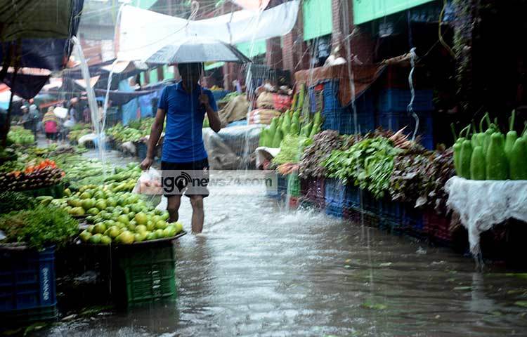 সবজির বাজার পানিতে ডুবে আছে। ছবি : বিপ্লব দিক্ষিৎ