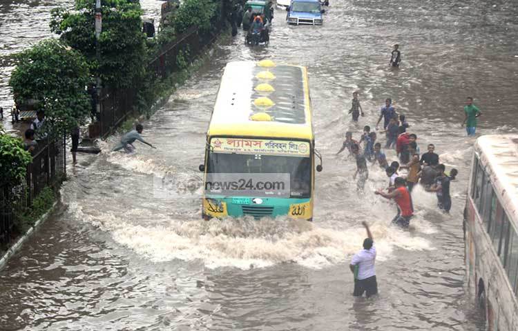 পানিতে রাস্তা ডুবে যাওয়ায় যান চলাচল বিঘ্নিত। এমন হলে কর্মজীবীদেরও বাসায় বসে থাকতে হয়। ছবি : বিপ্লব দিক্ষিৎ