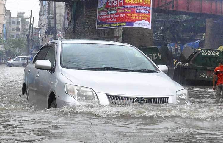 জলাবদ্ধতার এই ভোগান্তি থেকে কবে মুক্তি মিলবে? উত্তর জানা নেই কারো। ছবি : বিপ্লব দিক্ষিৎ