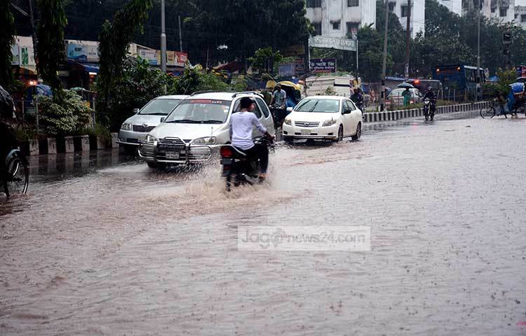 টানা বৃষ্টির পানিতে ডুবেছে মিরপুুরের এই রাস্তাটি। আজ সকালে এই ছবি ক্যামেরাবন্দি করেছেন আলোকচিত্রী বিপ্লব দিক্ষিৎ। ছবি : বিপ্লব দিক্ষিৎ