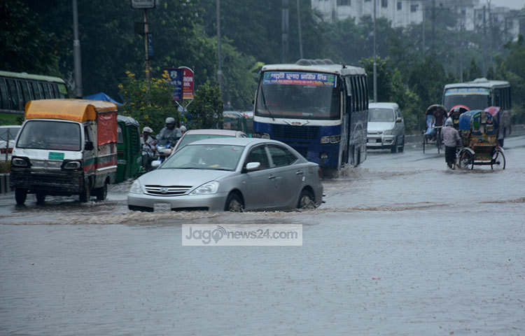 পানি ঢেলে চলছে প্রাইভেটকার। রাস্তায় সব ধরনের গাড়ি চলতে অনেক সমস্যা হচ্ছে। ছবি : বিপ্লব দিক্ষিৎ