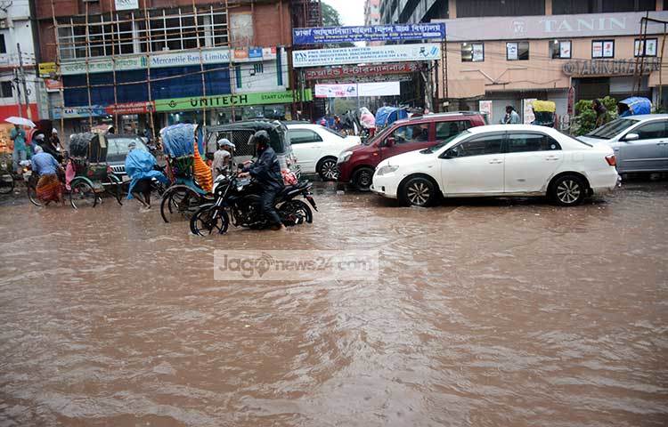 পানি আটকে রাস্তায় যান চলাচল অনুপযোগি হয়ে গেছে। ছবি : বিপ্লব দিক্ষিৎ