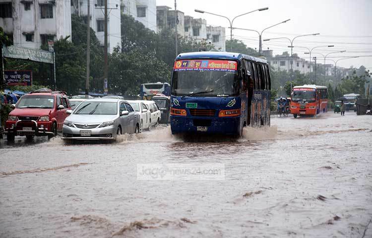 পানির মধ্যে চলছে গাড়ি। বৃষ্টি হলেও নগরবাসীর জীবনযাত্রা থেমে থাকে না, তাই ব্যস্ত কর্মজীবীদের নিয়ে ছুটছে গাড়ি। ছবি : বিপ্লব দিক্ষিৎ