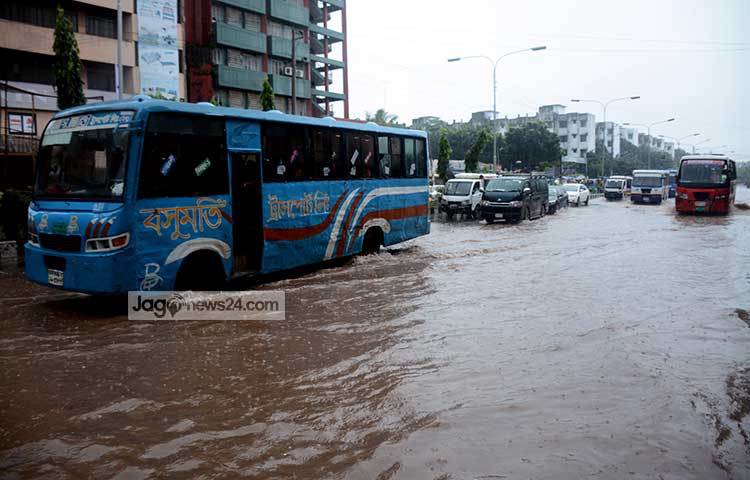 রাস্তায় পানি থই থই করছে। তারপরও থেমে নেই যান চলাচল। ছবি : বিপ্লব দিক্ষিৎ