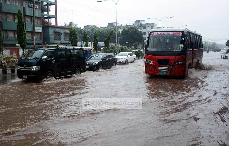 রাস্তায় গাড়ি চলাচল করলেও নেই কোনো পথচারী। ছবি : বিপ্লব দিক্ষিৎ