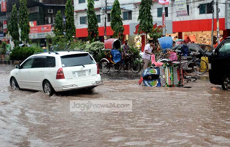 খানাখন্দে পড়ে গিয়ে উল্টে গেছে রিকশা। ছবি : বিপ্লব দিক্ষিৎ