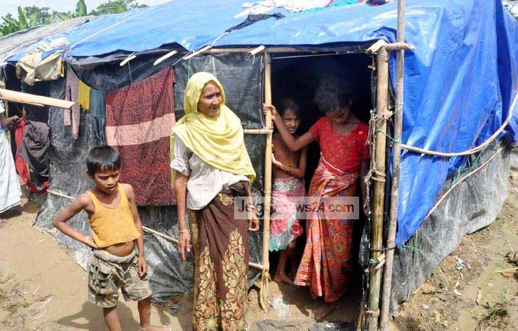 অস্বাস্থ্যকর পরিবেশে এভাবেই দিন পার করছে রোহিঙ্গারা। ঝুপড়ি ঘরে তাদের দিন কাটছে। ছবি : বিপ্লব দিক্ষিৎ