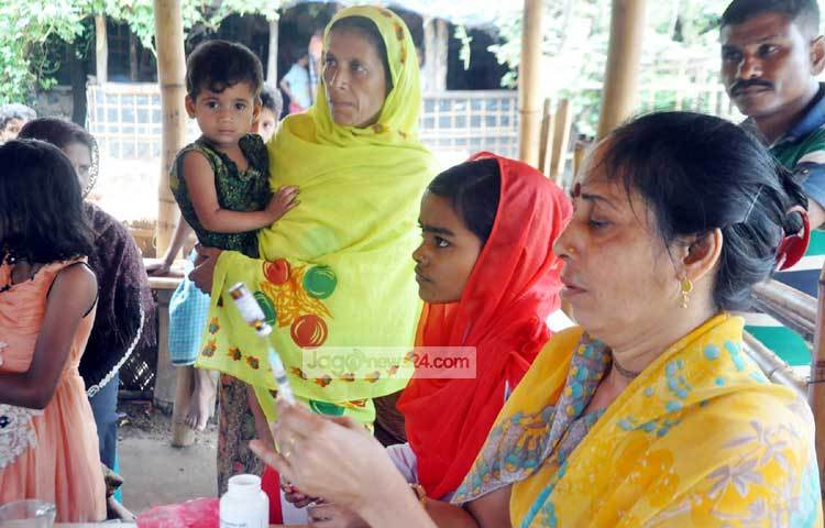 রোগ-ব্যাধি থেকে বাঁচতে রোহিঙ্গা শিশুদের টিকা দেওয়া হচ্ছে। ছবি : বিপ্লব দিক্ষিৎ