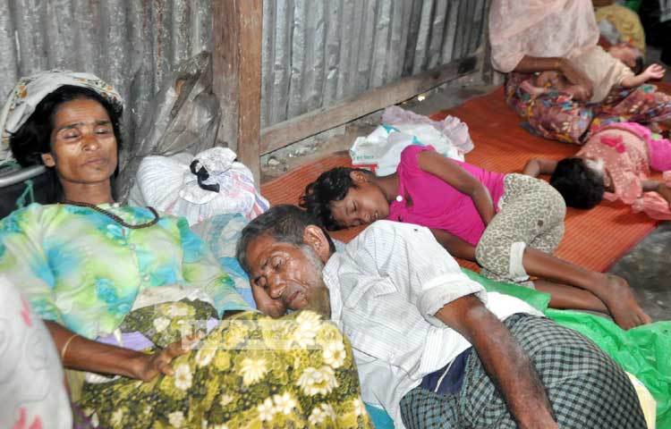 জীবন নিয়ে পালিয়ে এসে প্রশান্তির ঘুম দিয়েছে রোহিঙ্গারা। বাংলাদেশ যেন তাদের কাছে পরম আশ্রয় ও নির্ভরতার জনপথ। ছবি : বিপ্লব দিক্ষিৎ