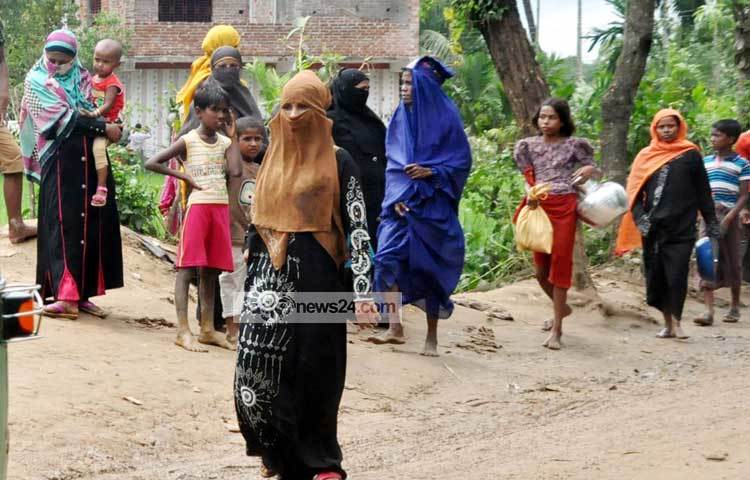 জীবনের প্রত্যাহিক প্রয়োজনে নানা জিনিসপত্রের জন্য ছোটাছুটি করছেন রোহিঙ্গা নারীরা। ছবি : বিপ্লব দিক্ষিৎ
