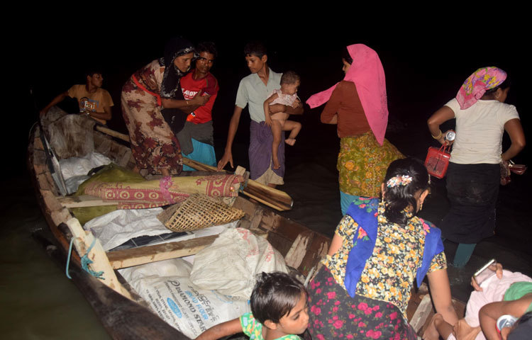 নৌকায় করে বাংলাদেশে এসেছে এই রোহিঙ্গারা। ২১ সেপ্টেম্বর কক্সবাজারের শাহপরীর দ্বীপ থেকে রোহিঙ্গাদের এই ছবি ক্যামেরাবন্দি করেছেন আলোকচিত্রী মাহবুব আলম।