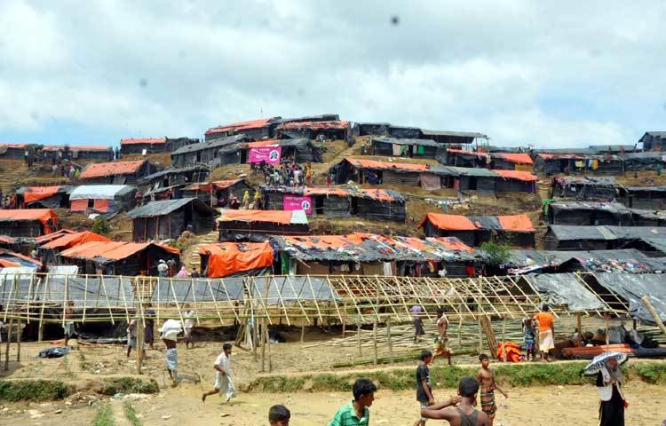 কক্সবাজারের কুতুপালংয়ে রোহিঙ্গা ক্যাম্পের ঘনবসতির দৃশ্য। নিজ দেশ থাকতেও তারা আজ পরবাসী। ছবি : বিপ্লব দিক্ষিৎ