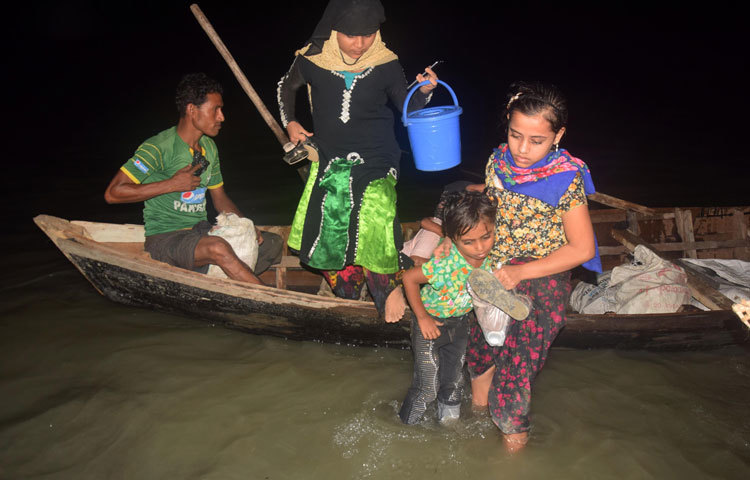 রাতের আঁধার পেরিয়ে দুই শিশু নিয়ে বাংলাদেশে এসেছেন এই রোহিঙ্গা নারী। ছবি : মাহবুব আলম