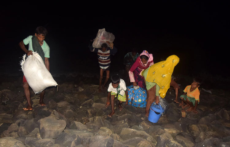 জীবন বাঁচানোর তাগিদে যে যতটুকু পেরেছেন সেটুকু নিত্যপ্রয়োজনীয় জিনিস নিয়ে ছুটে এসেছেন বাংলাদেশের মাটিতে। এখন ব্যস্ত তারা একটু আশ্রয়ের সন্ধানে। ছবি : মাহবুব আলম