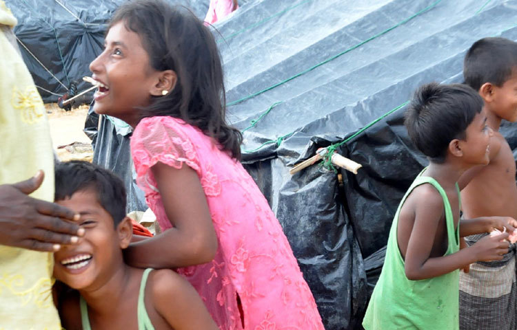 হেসে খেলে বেড়াচ্ছে রোহিঙ্গা শিশুরা। দেখে মনে হচ্ছে দেশ থেকে বিতাড়িত হওয়ার সব কষ্ট তারা ভুলে গেছে। ছবি : বিপ্লব দিক্ষিৎ