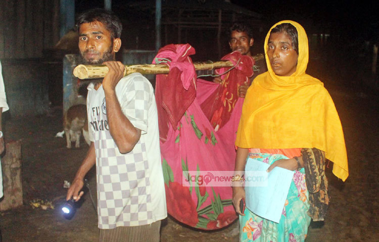 পথ যেন ফুরাতে চায় না। অসুস্থ স্বজনকে কাঁধে নিয়ে দুই রোহিঙ্গার পথযাত্রা। ছবি : বিপ্লব দিক্ষিৎ