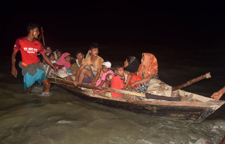 বাংলাদেশের ঘাটে এসে ভিড়েছে রোহিঙ্গা বোঝাই তরী। সবার চোখে মুখে অজানা উৎকণ্ঠা। ছবি : মাহবুব আলম
