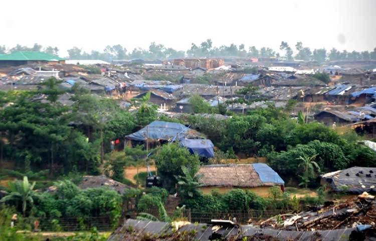 রোহিঙ্গাদের ঘন বসতি পূর্ণ এলাকা। শত কষ্ট সহ্য করে তারা এখানে বসবাস করছেন। ছবি : বিপ্লব দিক্ষিৎ