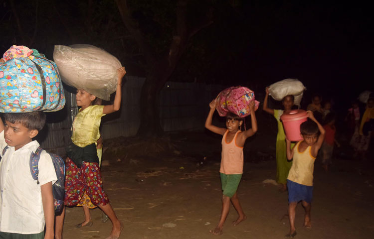 বাংলাদেশে পৌঁছতে পেরে আনন্দিত রোহিঙ্গা শিশুরা। পেছনে ফেলে এসেছে ভয় আর অনিশ্চিত জীবন। ছবি : মাহবুব আলম