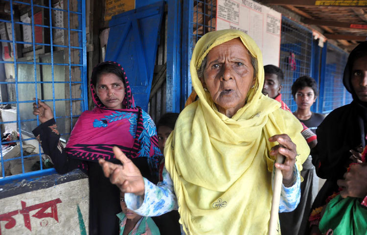 এই রোহিঙ্গা বৃদ্ধার কাছে শোনা গেলো নিজ দেশে ফিরে যাওয়ার আকুতি। ছবি : বিপ্লব দিক্ষিৎ