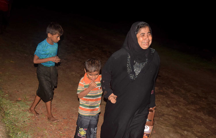 চিরচেনা ভিটে মাটি ছেড়ে আসা এ রোহিঙ্গা নারীর কান্নাই বলে দিচ্ছে- সব হারানোর শোক তিনি আর বইতে পারছেন না। ছবি : মাহবুব আলম