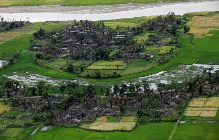 পুড়ে যাওয়া গ্রাম খাখা করছে। রাখাইন থেকে এখন পর্যন্ত প্রায় ৪ লাখ ৮০ হাজার রোহিঙ্গা বাংলাদেশে পালিয়েছে বলে জানিয়েছে জাতিসংঘ।
