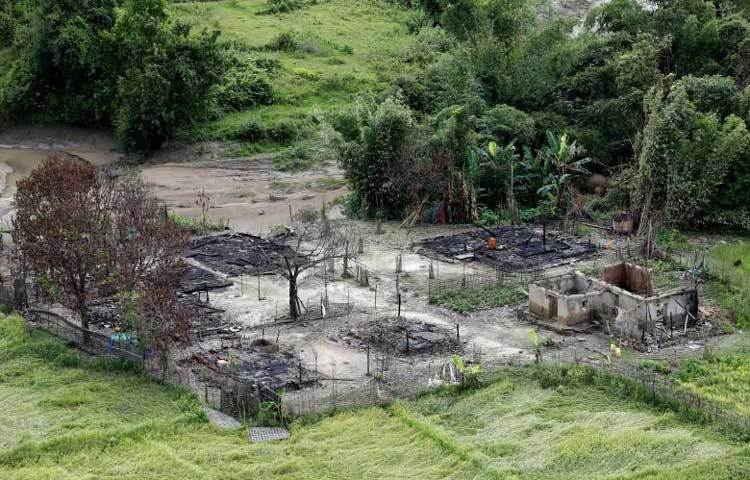 চারদিকে সবুজ মধ্যে দাঁড়িয়ে রয়েছে পুড়ে যাওয়া বাড়ি ঘরের ধ্বংসাবশেষ।