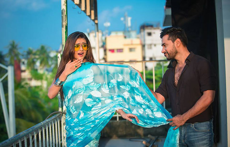 খুনসুটিতে মেতে আছেন দুই তারকা। সজল-তিশার ‘গ্লাডিয়েটর রিভেন্স’ নামের নাটকটি রচনা ও পরিচালনা করেছেন সোলাইমান জুয়েল। ছবি : মাকছুদুর রহমান