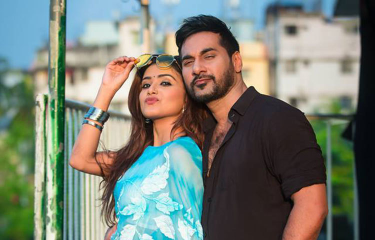 নাটকের গল্পে দেখা যাবে, সজল ঢাকাই ছবির সুপারস্টার। নির্মাতা-প্রযোজক তার বাড়ির দরজায় লাইন দিয়ে দাঁড়িয়ে থেকে। কিন্তু সজলের বউ তিশা একটি দুর্ঘটনায় মারা যান। ছবি : মাকছুদুর রহমান