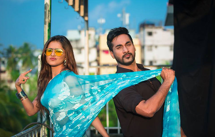 শুটিং স্পটে এভাবে ক্যামেরাবন্দি হয়েছেন। ছবি : মাকছুদুর রহমান