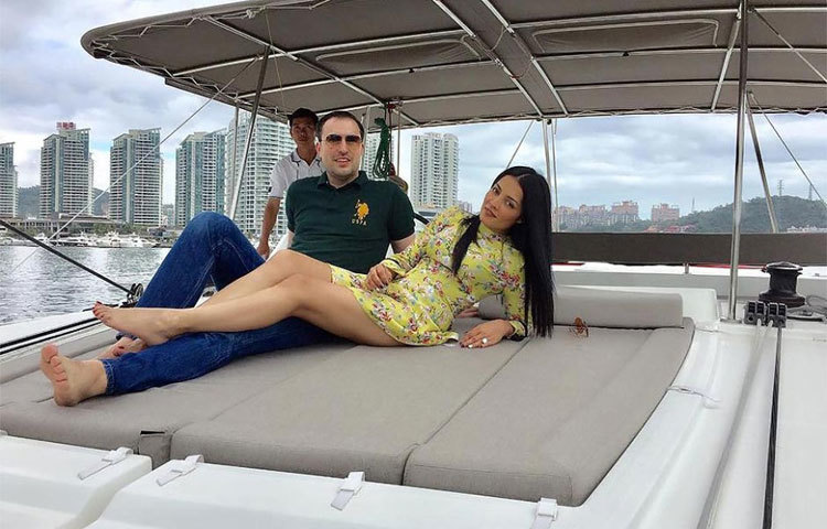 সেলিনা জেটলি : সুন্দরী এই মিস ইন্ডিয়া বিয়ে করেন অস্ট্রেরিয়ার বিজনেস ম্যাগনেট পিটার হাগ-কে। সিঙ্গাপুর ও দুবাইতে রয়েছে তার ‘চেন অফ হোটেলস’।