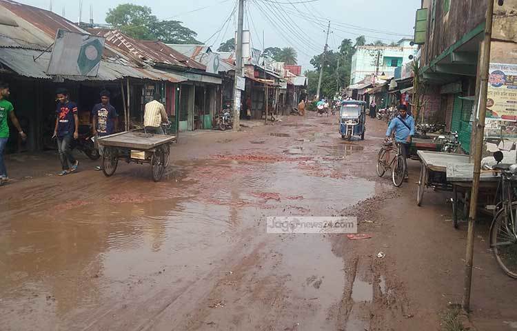 খানাখন্দে ভরা রাস্তার এই দৃশ্য দেখে বোঝার উপায় নেই এটি শরীয়তপুর মহাসড়কের অংশ। ছবি : মো. ছগির হোসেন