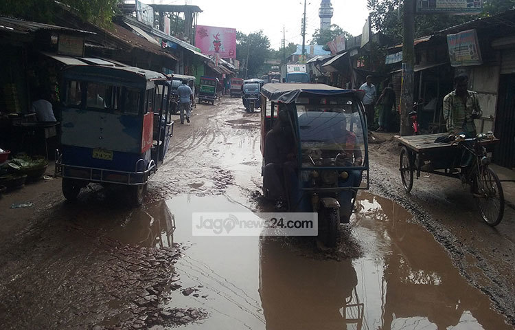 অবস্থায় জীবনের ঝুঁকি নিয়েই চলছে দূরপাল্লার যাত্রী ও পণ্যবাহী যানবাহন। পিচের উপর ইটের সলিং করে জোড়াতালি দিয়ে মেরামত করা এ রাস্তায় বৃষ্টি হলেই ইট-বালু উঠে যানবাহন চলাচলের অনুপযোগী হয়ে পড়ে। ছবি : মো. ছগির হোসেন