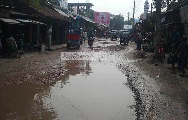 দুইদিন ধরে কোনো বৃষ্টি নেই তবুও সড়কের গর্তগুলোতে পানি জমে আছে। ছবি : মো. ছগির হোসেন