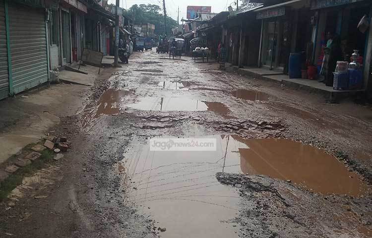 শরীয়তপুর সড়ক ও জনপদ জেলা কার্যালয় সূত্র জানাগেছে, শরীয়তপুর-চাঁদপুর আঞ্চলিক মহাসড়কের শরীয়তপুর সদর পৌরসভার আংগারিয়া বড় ব্রিজের পূর্বপাশ থেকে সখিপুর থানার ইব্রাহিমপুর ফেরিঘাট পর্যন্ত ৪০ কিলোমিটার সড়কের বেহাল দশা। ছবি : মো. ছগির হোসেন