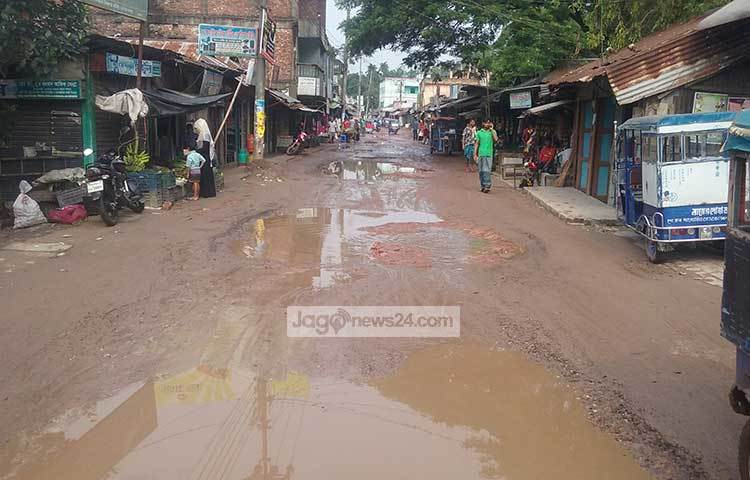 ঢাকার যানজট এড়াতে দূরত্ব ও সময় যাতে কম লাগে তাই ২০০০ সালে এ আঞ্চলিক সড়কটি চালু হয়। তবে এখন রাস্তা খানাখন্দে ভরে গেছে। ছবি : মো. ছগির হোসেন