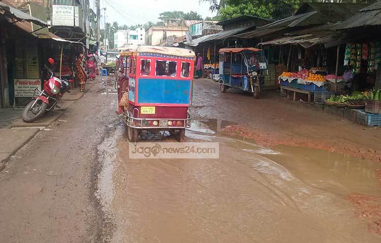 বৃষ্টির পানি জমে খাদের সৃষ্টি হয়েছে মহাসড়কে। এলাকাবাসী দ্রুত এই রাস্তার সংস্কারের দাবি জানাচ্ছে। ছবি : মো. ছগির হোসেন